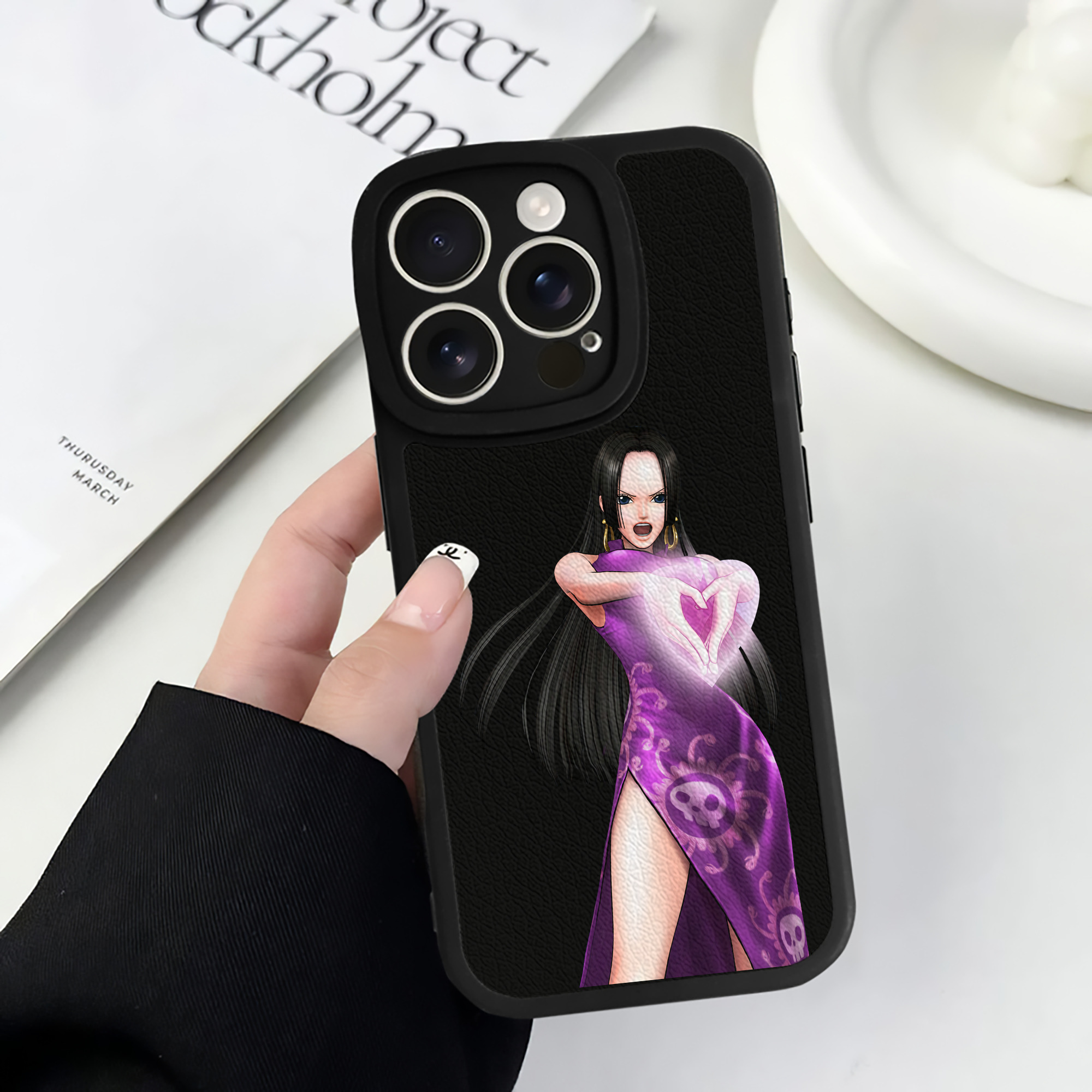 （画像用） ワンピース ボア・ハンコック ONE PIECE Boa·Hancock 【iPhone 16シリーズ対応】シリコンスマホケース（レザー調） 材質：シリコン